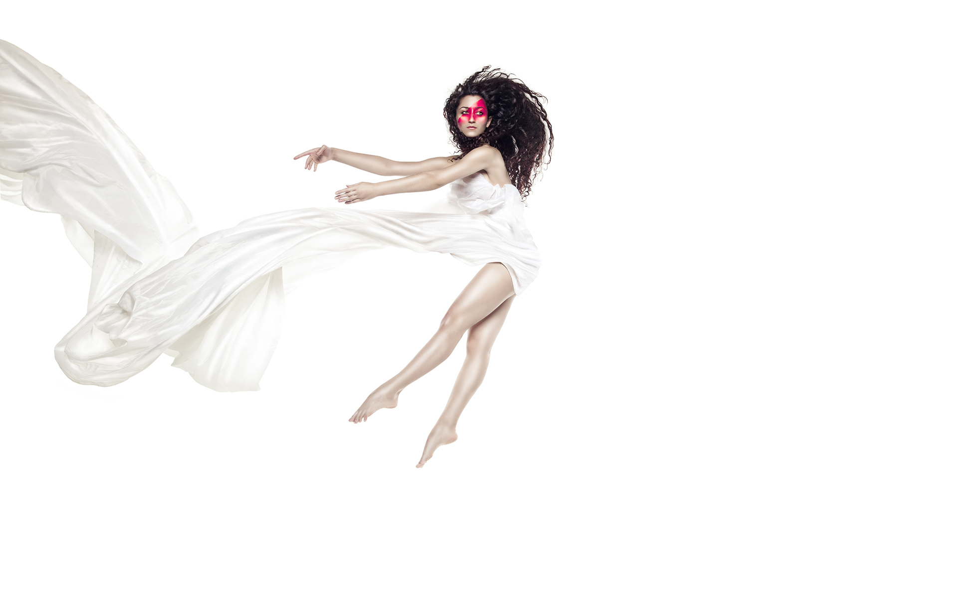 Kitfox Valentín : Dancer in White Flying Backwards